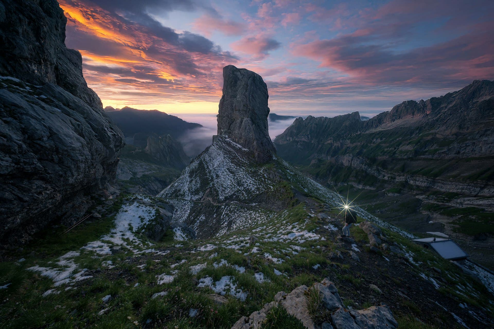 Dağda gün doğumu trekking